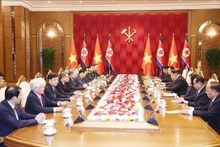 베트남 공산당 중앙위원회 또 럼 서기장(왼쪽 다섯 번째)이 조선로동당 총비서이자 조선민주주의인민공화국 국무위원장인 김정은(오른쪽 네 번째)과 회담을 갖고 있다. (사진: VNA)