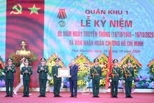 또 럼 베트남 공산당 서기장이 1군구에 호찌민 훈장을 수여하고 있다. (사진: 당 코아)