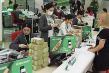 VPBank 지점에서 고객이 거래를 하고 있다. (사진: KHANH AN)