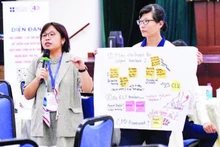 전문가들이 포럼 ‘학교에서 제2외국어로서의 영어 효과적 도입을 위한 교원 연수 및 역량 개발’에서 영어 교사들을 대상으로 연수를 진행했다.