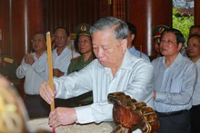 또 럼 베트남 공산당 서기장이 호찌민 주석을 추모하며 향을 올리고 있다.