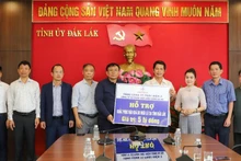 실무 대표단이 닥락성 대표들에게 구호 기금 상징 수표를 전달하고 있다.