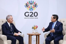 팜 민 찐 베트남 총리(오른쪽)가 마크 카니 캐나다 총리와 회담을 갖고 있다. (사진: VNA)