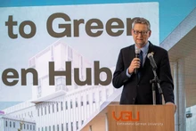 독일국제협력공사(GIZ) 토르스텐 셰퍼-귐벨(Torsten Schäfer-Gümbel) 대표가 베트남-독일대학교와의 실무 회의에서 발언하고 있다. (사진: VNA)