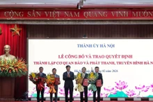 하노이 당 위원회 응우옌 주이 응옥 서기(가운데)와 하노이 언론·라디오텔레비전국 신임 이사진. (사진: VNA)