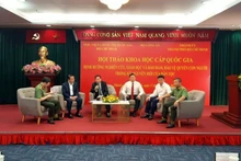 심포지엄에서 패널 토론에 참여하고 있는 대표단.