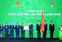 또 럼 당 서기장이 농업환경부에 1급 노동훈장을 수여하고 있다.