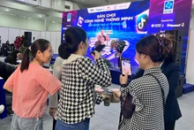 젊은이들이 인공지능(AI)을 활용해 제품 영상을 제작하고 이를 다양한 디지털 플랫폼에 공유하고 있다.