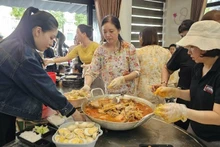 꽝찌성 남동하 지역 주민들이 홍수 피해자들을 위해 식사를 준비하고 있다. (사진: 당득)