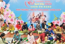 하노이 노동연맹이 주최한 ‘설맞이 상봉 – 봄나눔’ 프로그램에서 노조원들이 ‘반쯩’(베트남 전통 사각 찹쌀떡) 만들기 대회에 참가하고 있다. (사진: 응옥 안)