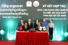 떠이닌 전분협회와 캄보디아 카사바 연맹이 카사바 산업의 지속 가능한 발전을 촉진하기 위해 양해각서를 체결하고 있다.