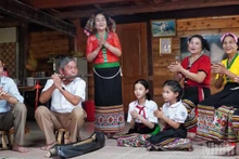 장인들이 전통 민족 선율을 젊은 세대에게 가르치고 있다. (사진: 딘 푸엉)