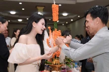 안 투 안이 라오스 전통 손목 묶기 의식에 참석하고 있다. (사진: 아티스트 제공)