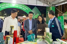 대표단이 3일 박람회에 전시된 물품들을 둘러보고 있다.