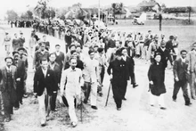 하노이 시민들이 1946년 1월 5일, 호치민 주석과 국회 의원 후보자들을 환영하고 있다. (사진: 호치민 박물관)