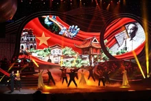 ‘당에 대한 변함없는 신뢰와 사랑’이라는 제목의 예술 프로그램 공연 모습. (사진: VOV)