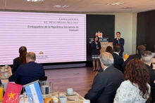 응오 민 응우옛 주아르헨티나 베트남 대사가 행사에서 연설하고 있다. (사진: VNA)