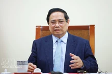 팜 민 찐 베트남 총리가 카타르 국무총리 겸 외교장관인 셰이크 모하메드 빈 압둘라흐만 빈 자심 알타니와 전화 회담을 하고 있다. (사진: VNA)