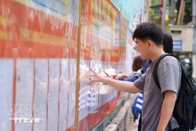 다낭대학교 학생들이 대학에 게시된 후보자 명단을 살펴보고 있다. (사진: 베트남통신사)