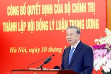 또 럼 서기장이 2026~2031년 임기의 중앙이론위원회 설립을 결정한 정치국 결정을 공개하는 회의에서 발언하고 있다. (사진: VNA)