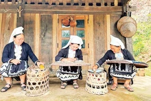 까오방성 화이까오 마을의 장인들이 자수와 밀랍 바틱 프린팅 기법을 선보이고 있다.