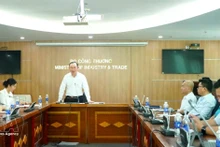 호찌민시에서 열린 중동사태 대책회의에서는 생산 및 무역에 대한 압박을 완화하고 국내 시장을 안정시키기 위한 방안들이 논의됐다. (사진: VNA)