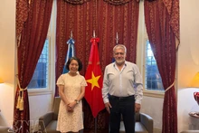 베트남 주아르헨티나 대사 응오 민 응우엣과 라틴아메리카 및 카리브해 국가공무원연맹(CLATE) 훌리오 푸엔테스 회장. (사진: VNA)