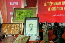 후에 호찌민 박물관에 24점의 유물 기증 (사진: cuuchienbinh.vn)
