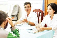 의사들은 HIV 감염인과 함께 생활하는 가정과 지역사회에서의 전파를 예방하기 위한 실천 방법에 대해 지침을 제공하고 있다.