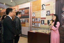 전시회를 찾은 방문객들