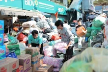사람들이 홍수 피해 지역 주민들을 위한 구호 물품을 준비하고 있다. (사진: VNA)