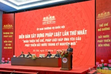 쩐 타인 먼 국회의장이 포럼에서 연설하고 있다. (사진: NDO/쭈이 린)