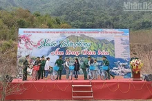 형편이 어려운 학생들에게 자전거를 전달하는 모습.