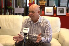 이스라엘-베트남 우호협회 회장이자 전 이스라엘 주베트남 부대사인 에얄 부빌스키가 텔아비브에서 베트남통신(VNA)과 인터뷰를 하고 있다. (사진: VNA)