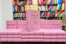 호찌민전집은 약 3,300편의 작품을 담은 15권으로 구성되어 있다.