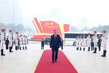 국가컨벤션센터에 도착하는 또럼 당 서기장. (사진: VNA)