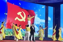 문화와 예술이 정치, 사회, 기념 활동 및 행사에 점점 더 적극적으로 참여하고 있다. (사진: QUANG HUNG)