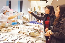 소비자들이 하노이 AEON몰 롱비엔 슈퍼마켓에서 상품을 구매하고 있다. (사진: 당 안)