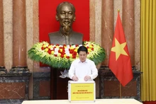 르엉 끄엉 국가주석이 태풍 '부아로이'로 피해를 입은 이재민들을 지원하기 위해 성금을 기부하고 있다. (사진: VNA)