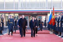 팜 민 찐 베트남 총리(오른쪽)가 25일 오후 모스크바 브누코보-2 공항에서 환송을 받고 있다. (사진: VNA)