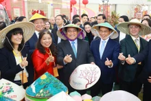 팜 민 찐 베트남 총리가 2월 하노이에서 열린 제1회 봄 박람회에서 한 부스를 방문하고 있다. (사진: VNA)