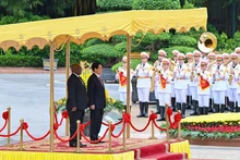 르엉 끄엉 국가주석이 국빈 방문중인 남아프리카공화국 마타멜라 시릴 라마포사 대통령을 위한 환영식을 열고 있다.(사진: NDO)