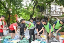 타곰(Tagom) 회원들이 지역 주민들에게 유기 폐기물과 무기 폐기물을 구분하는 방법을 안내하고 있다.
