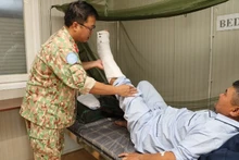 쩐득따이 박사가 수술 후 환자를 진료하고 있다. (사진: 띠엔푹)