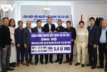 체코 베트남협회 연합회가 베트남 조국전선 중앙위원회 대표에게 54억 동을 전달하고 있다. (사진: vov.vn)