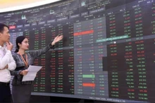 주식 동향을 주시하는 투자자들