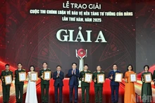 정치국 위원이자 국가주석인 르엉 끄엉과 정치국 위원 겸 당 중앙위원회 서기국 상임위원인 쩐 깜 뚜가 22일 하노이에서 열린 제5회 전국 당 사상 기초 수호 정치 에세이 공모전 시상식에서 A상 수상자들에게 상을 수여하고 있다. (사진: VNA)