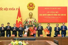 쩐탄먼 국회의장이 행사에서 관계자들에게 임명장을 수여하고 있다(사진: NDO)