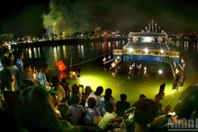 수상 인형극 공연이 지역 축제에서 관객들의 시선을 사로잡았다.