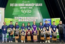 2025 그린 스타트업 프로젝트 경진대회 수상자들이 시상식에서 단체 사진을 촬영하고 있다. (사진: VOV)